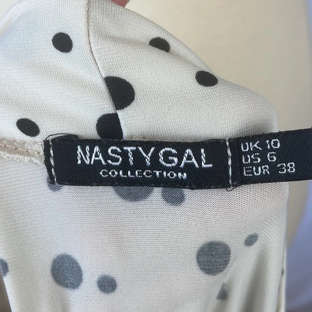 Nasty Gal Cream w/Black Polka Dot Print Mini Dress w/Tiered Elastic Ruching - 6 - Picture 10 of 12